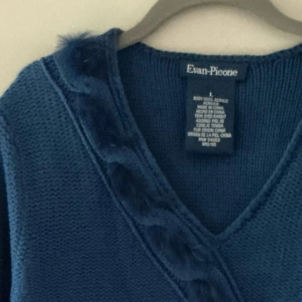 Blue v-neck knit sweater featuring a decorative faux fur trim detail🌻